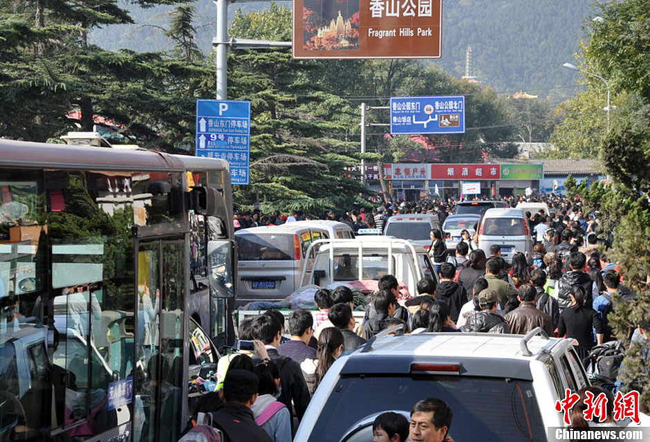 圖為10月26日上午10點多，北京香山路賞紅客摩肩接踵