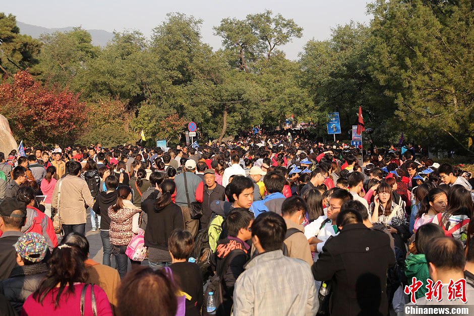 　10月26日，北京香山公園內游客摩肩接踵。