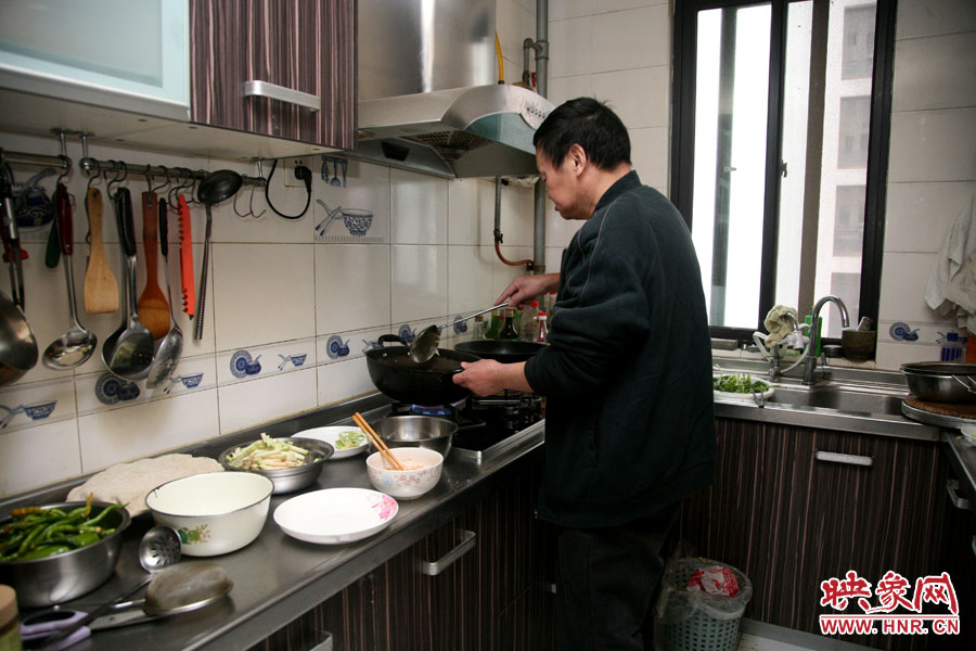 由于二老年齡也大了，于是姥姥的弟弟來(lái)住在家中幫忙照顧海龍