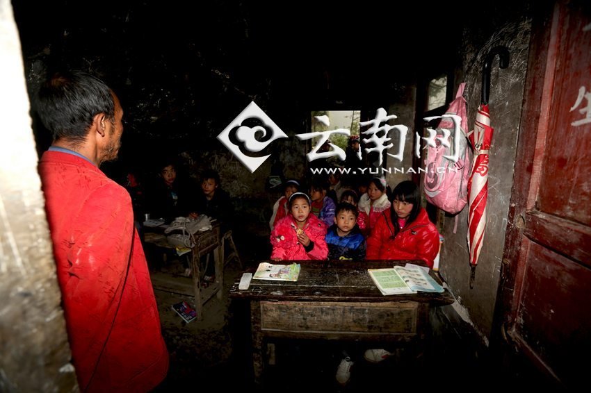小學(xué)里只有兩個(gè)班，大點(diǎn)的孩子無(wú)法升入高年級(jí)，只得從一年級(jí)再讀起，就像復(fù)讀機(jī)。