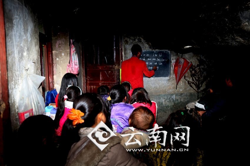 由于受到當(dāng)?shù)厝似缫?，大鍋圈的孩子們沒(méi)有外出求學(xué)的機(jī)會(huì)，只能在這樣的簡(jiǎn)易房里學(xué)習(xí)
