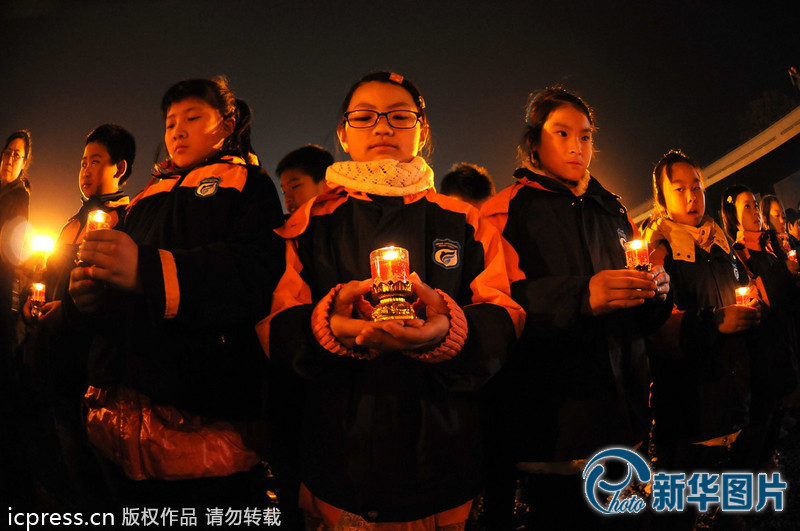“為南京大屠殺遇難者守靈儀式暨和平燭光祭”活動在侵華日軍南京大屠殺遇難同胞紀(jì)念館祭場舉行。