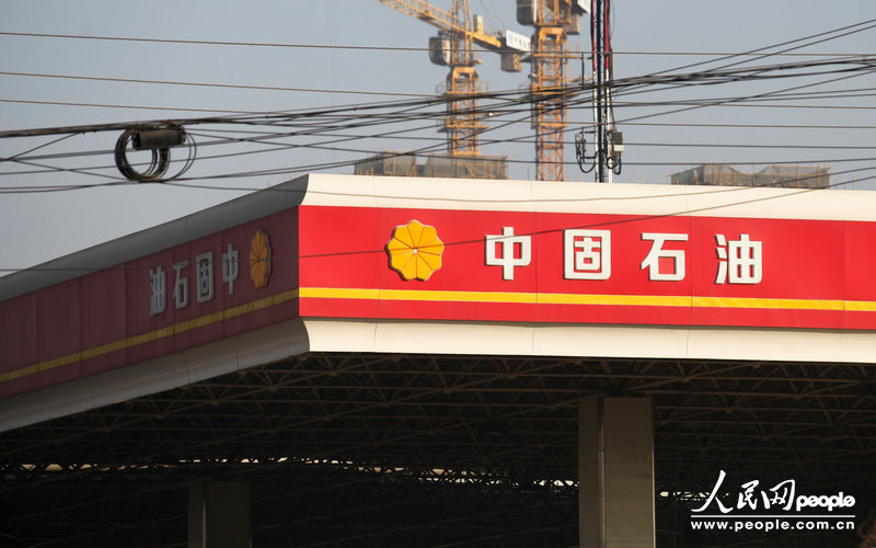 12月11日，西安市東三環(huán)北段，一名字為“中固石油”的加油站從遠處看去和“中國石油”加油站十分相似。