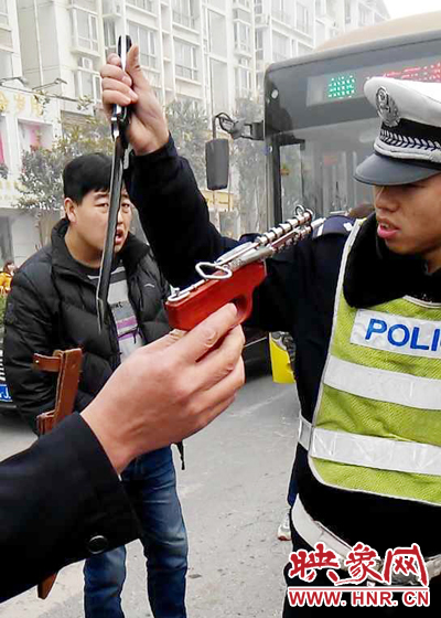 據(jù)當(dāng)事交警描述，男子自知車上有刀，在車輛被逼停后，車上的另一名男子試圖將刀具交給到達(dá)現(xiàn)場(chǎng)的同伴。