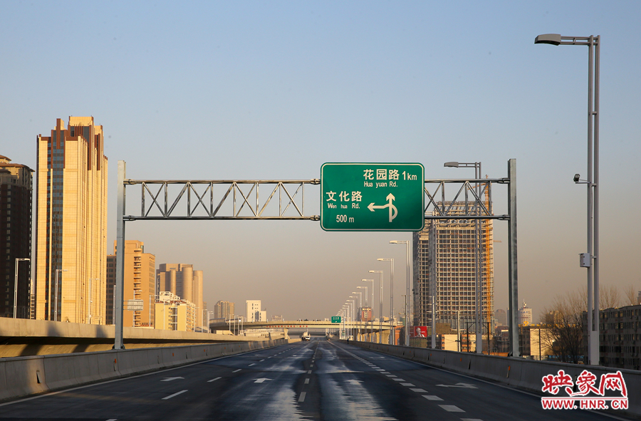 北三環(huán)快速路文化路段標(biāo)識牌提示，匝道直接可上文化路向北。