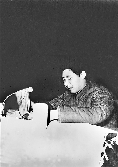 1983年12月22日,時任中共正定縣委書記習近平在發(fā)展商品生產(chǎn)三級干部會上講話。