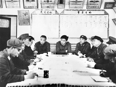 1984年5月,時任中共正定縣委書記習近平到正定縣武警中隊調(diào)研
