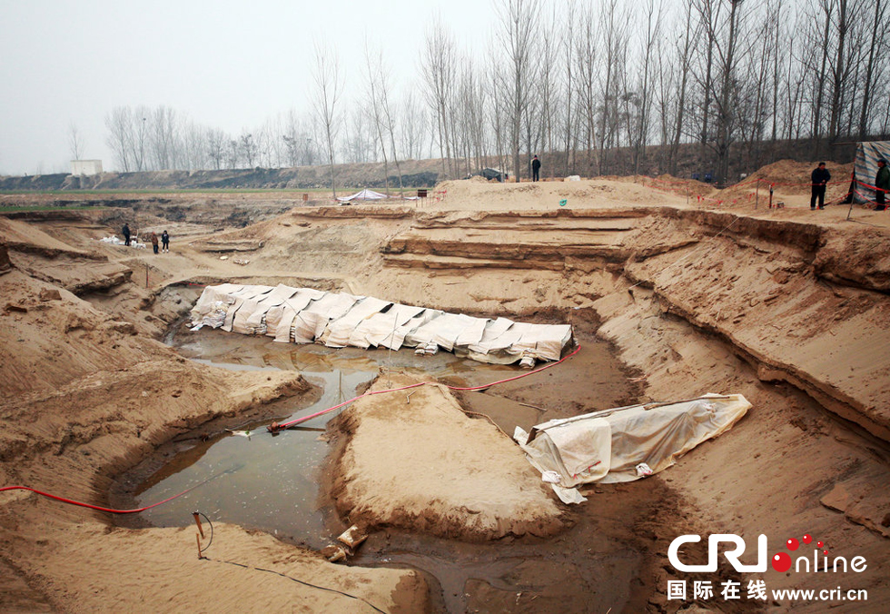 2014年1月6日，河南洛陽古沉船發(fā)掘現(xiàn)場(chǎng)，兩艘古沉船，一艘已經(jīng)挖掘出土，另一艘還有一半埋在沙丘里。