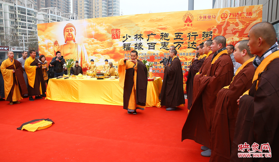 1月8日上午，鄭州市中原萬(wàn)達(dá)廣場(chǎng)上，少林寺的僧人們?yōu)榕D八節(jié)做法事施粥。