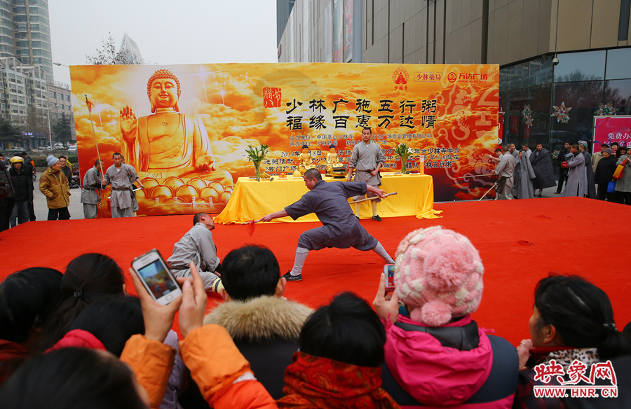 少林寺布施五行粥現(xiàn)場(chǎng)，少林僧人的武術(shù)表演