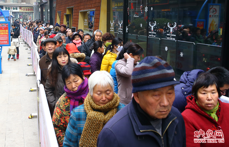 領(lǐng)粥的市民排起了長(zhǎng)隊(duì)，足有上千人。