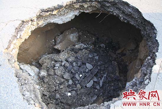 坑口直徑約兩米，路面下形成中空的大坑，約有15平方米。