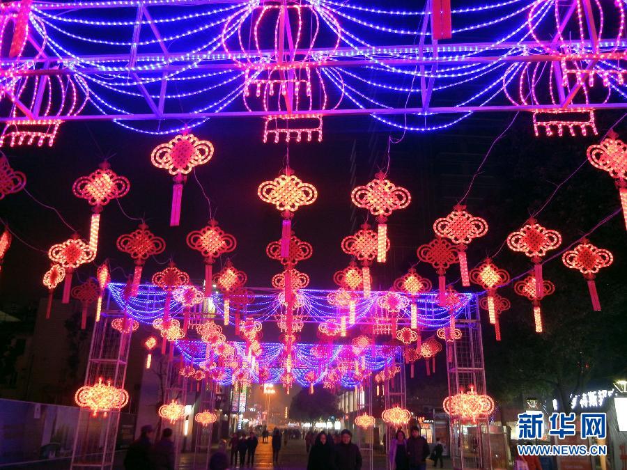 　1月30日，市民走在由中國結(jié)霓虹燈裝扮的蘇州街頭。