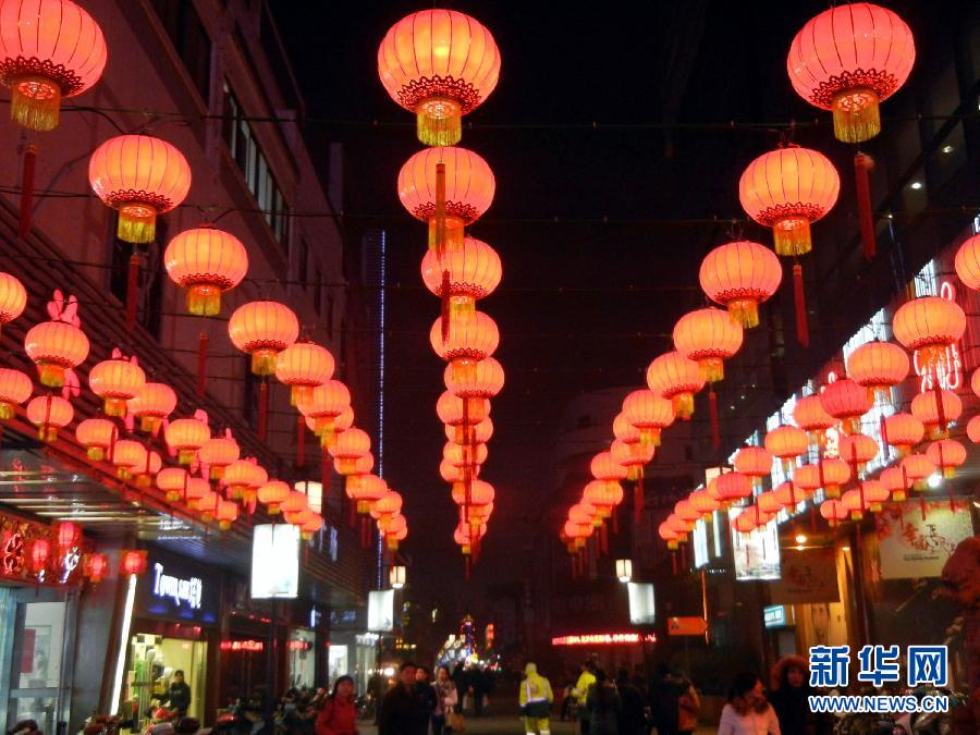 　1月30日，市民行走在大紅燈籠裝飾的蘇州街頭。