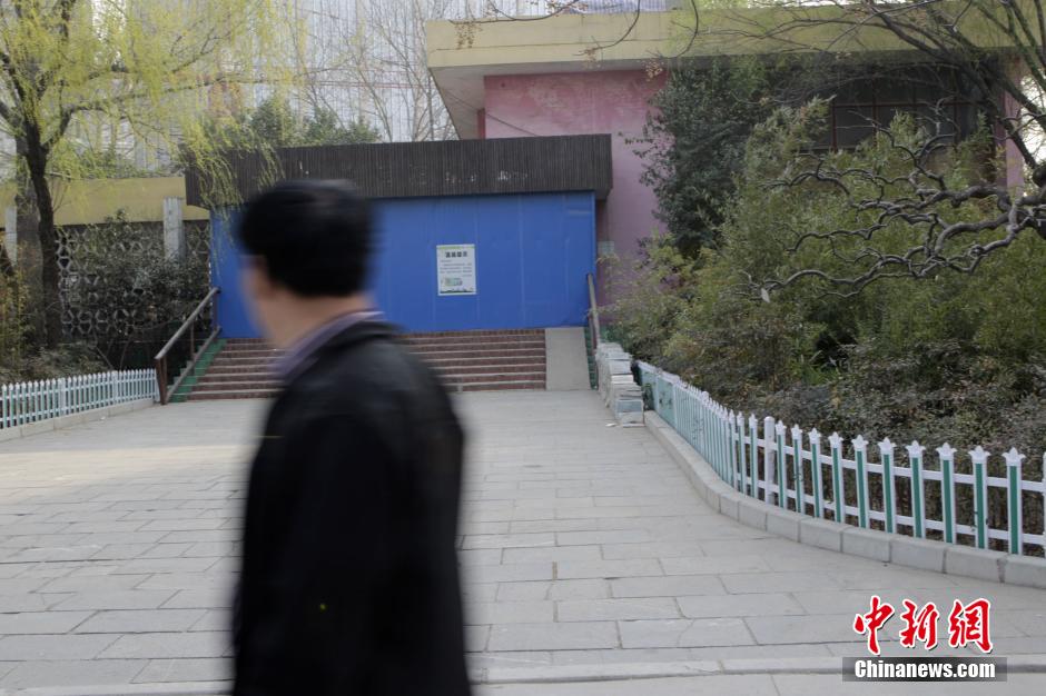 3月17日，河南鄭州動物園，原經(jīng)批準(zhǔn)用于大熊貓飼養(yǎng)的場館已經(jīng)關(guān)門。