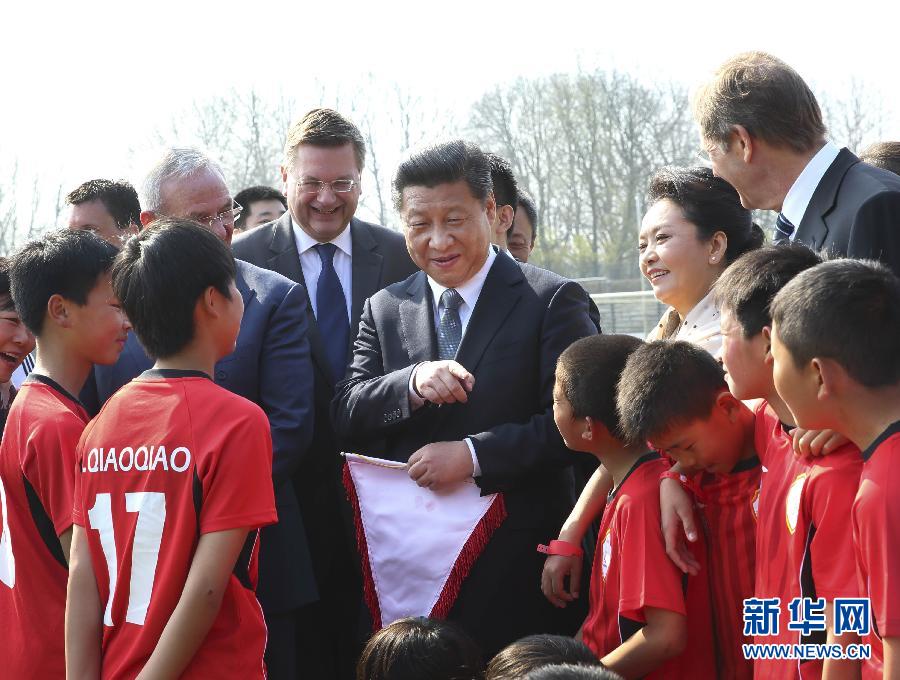 3月29日，國家主席習近平來到柏林奧林匹亞體育場足球場，親切看望在德國訓練的來自陜西志丹縣的中國少年