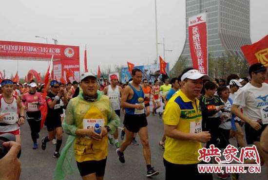 3月30日上午8點20分，2014鄭開國際馬拉松賽在鄭開大道鳴槍起跑。
