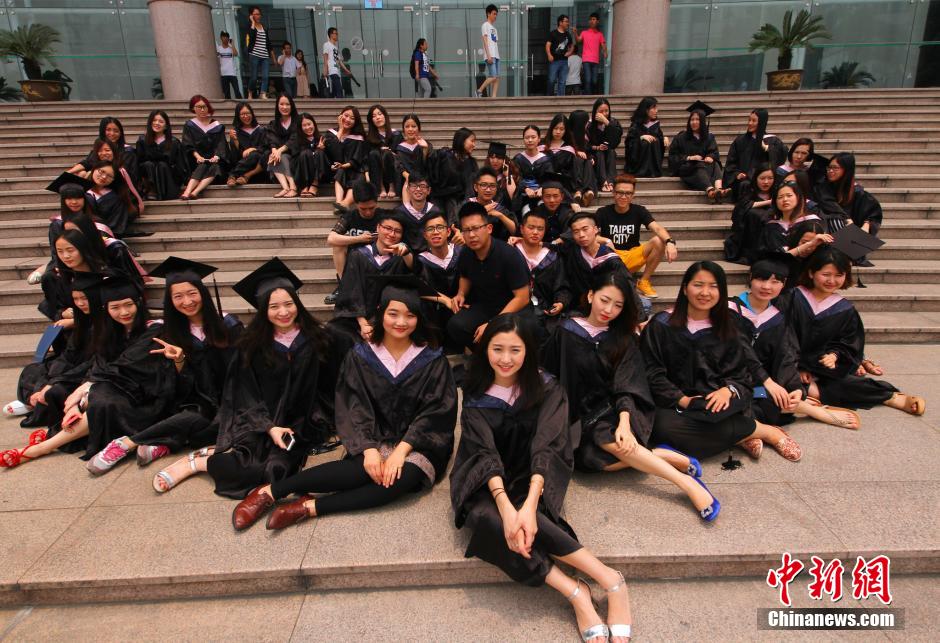 6月6日，浙江理工大學的畢業(yè)生們在校園中以賣萌、搞怪等獨具青春特色的方式告別大學生涯。中新社發(fā) 李晨
