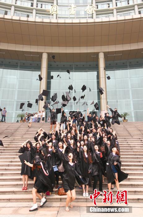 6月6日，浙江理工大學的畢業(yè)生們在校園中以賣萌、搞怪等獨具青春特色的方式告別大學生涯。中新社發(fā) 李晨