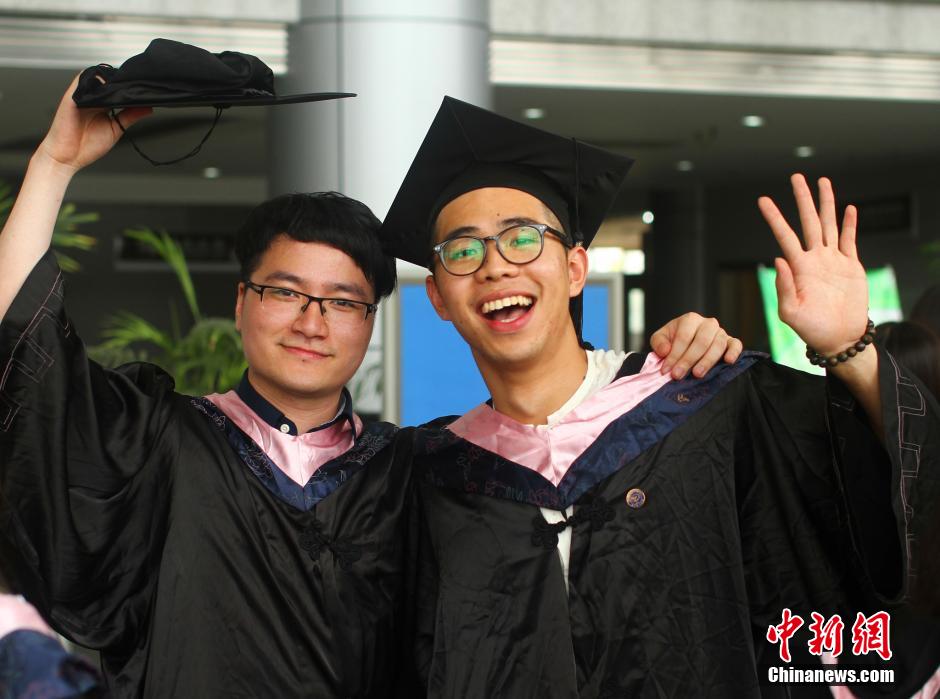 6月6日，浙江理工大學的畢業(yè)生們在校園中以賣萌、搞怪等獨具青春特色的方式告別大學生涯。中新社發(fā) 李晨