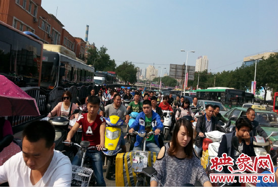 在一些易堵路段車(chē)輛仍然“寸步難行”。