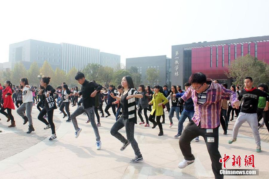 11月11日，河南財經政法大學校園內，300名在校大學生在上演了一出“光棍”也瘋狂的“快閃”大戲。
