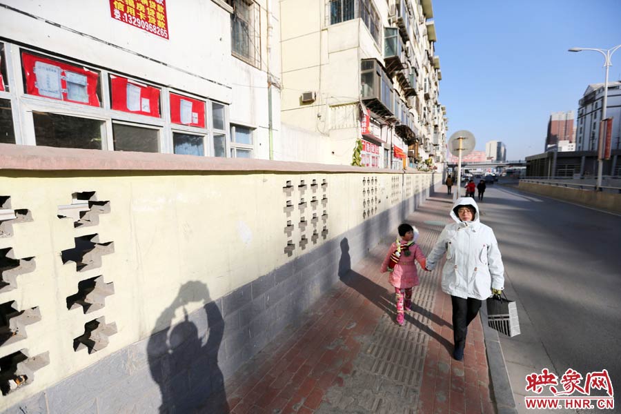 市民從墻外走過。