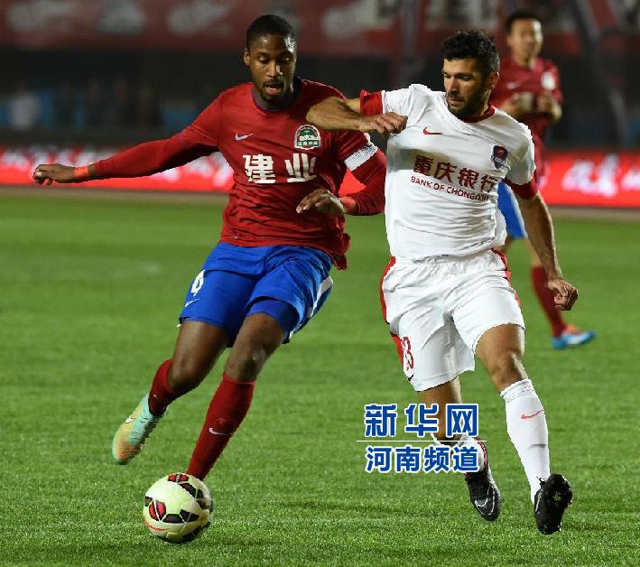 河南建業(yè)隊隊員戈麥斯（左）與重慶力帆隊隊員吉利奧蒂在比賽中拼搶。