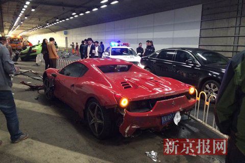 一輛蘭博基尼與一輛法拉利發(fā)生事故，現(xiàn)場(chǎng)狀況慘烈
