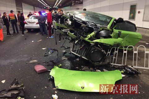 一輛蘭博基尼與一輛法拉利發(fā)生事故，現(xiàn)場(chǎng)狀況慘烈