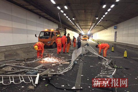一輛蘭博基尼與一輛法拉利發(fā)生事故，現(xiàn)場(chǎng)狀況慘烈