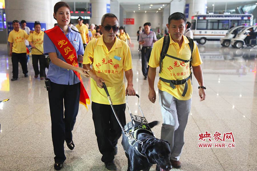 接到鄭州市愛心導(dǎo)盲犬服務(wù)中心的乘車請(qǐng)求后，鄭州東站抽調(diào)了工作人員進(jìn)行對(duì)接，提前做好服務(wù)引導(dǎo)準(zhǔn)備。