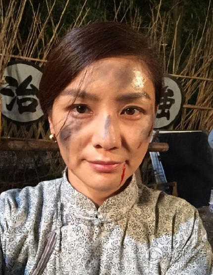 胡可曬出滿面塵土的自拍并向老公沙溢撒嬌道:“好吧,改一下,他日若我如此,你可還會愛我?@沙溢?！? width=