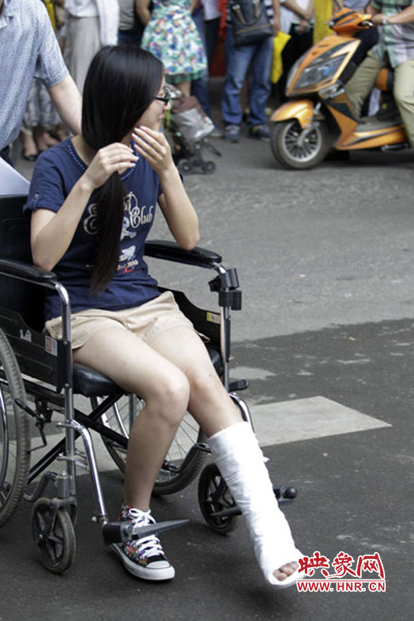 鄭州回中考點(diǎn)，一名考生左腳受傷，坐著輪椅入考場(chǎng)。