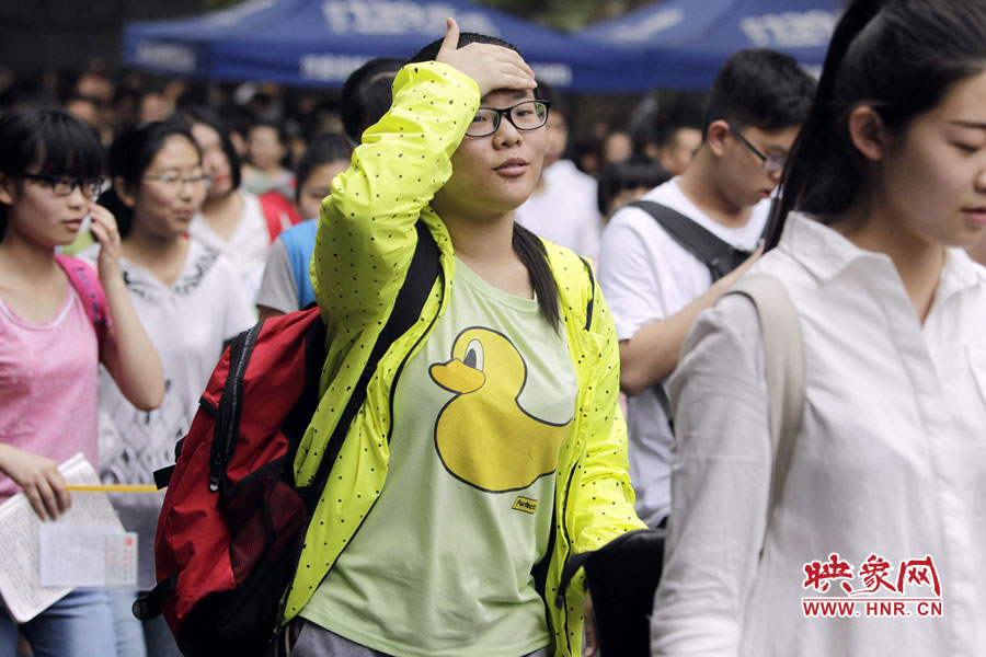 鄭州回中考點(diǎn)，考生輕松入場(chǎng)。