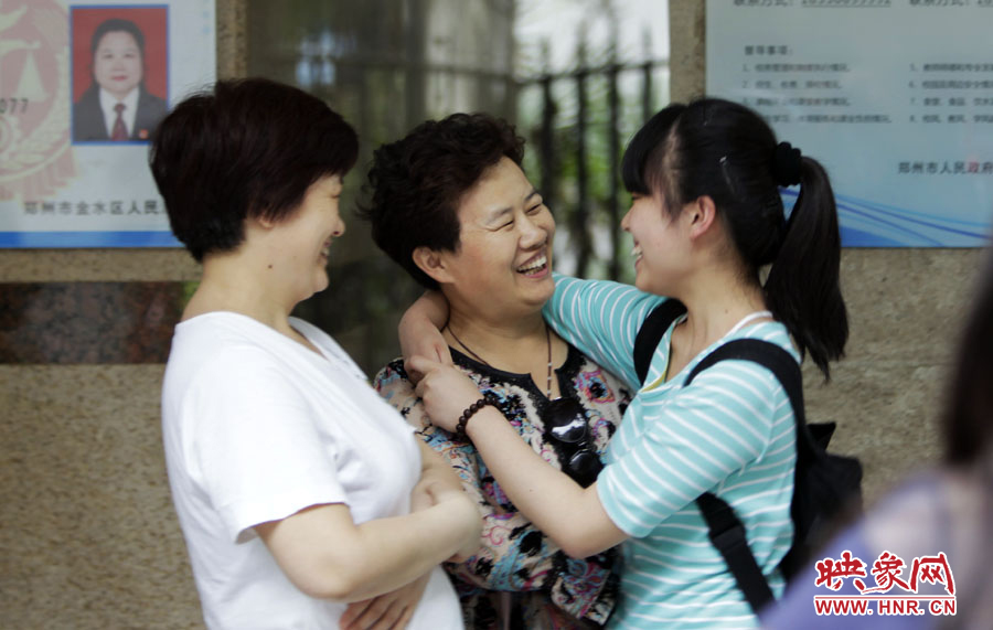 6月7日，鄭州回中考點(diǎn)，走出考場(chǎng)的考生和家長(zhǎng)擁抱在一起
