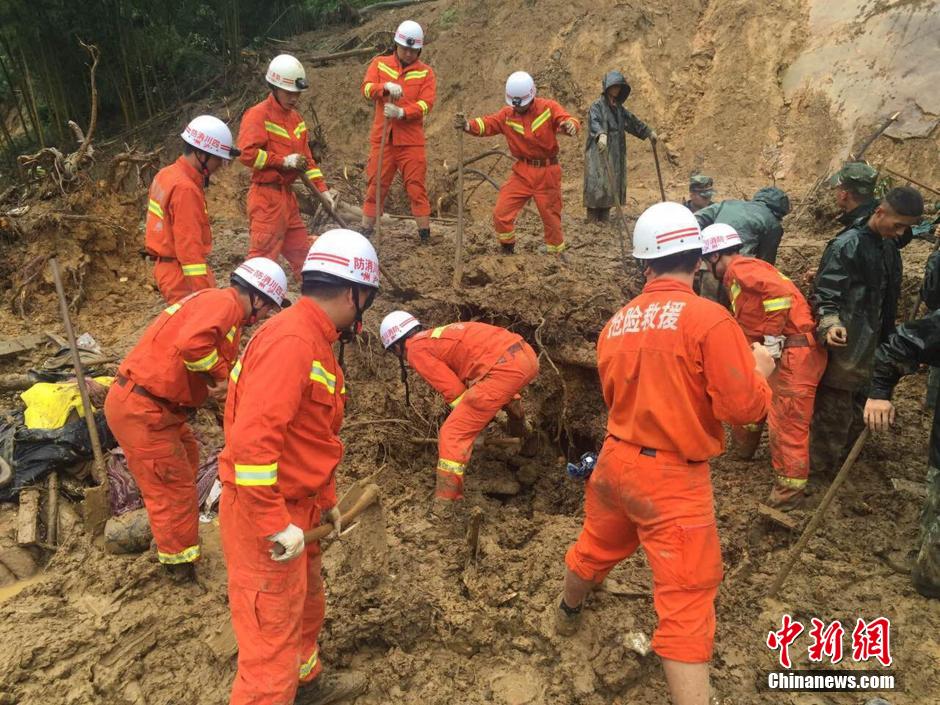 8月19日，救援人員正在全力搜尋被埋遇難者