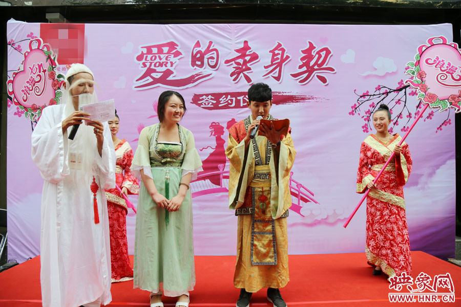 男子現(xiàn)場(chǎng)宣讀“賣身契”的內(nèi)容，讓大家作證。