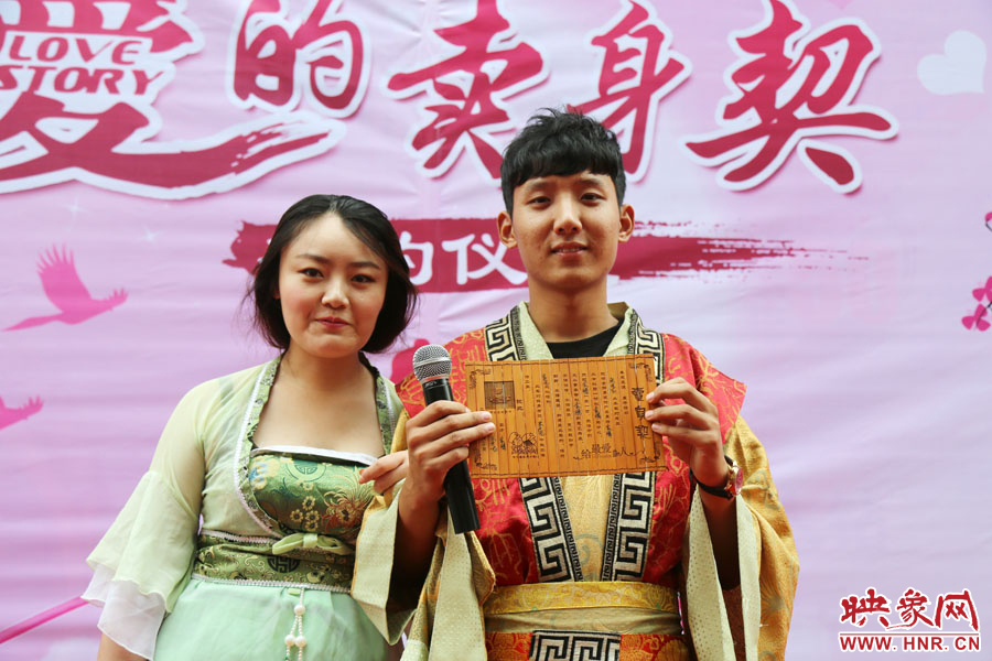 現(xiàn)場(chǎng)的8名男子異口同聲地表示，如違反此契約，可以接受處以極刑。