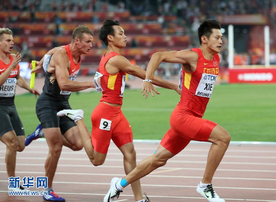 中國隊選手謝震業(yè)（右一）和莫有雪在比賽中交接棒。