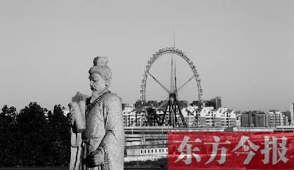 16日，從中原福塔基座平臺(tái)看向世紀(jì)歡樂(lè)園的景象