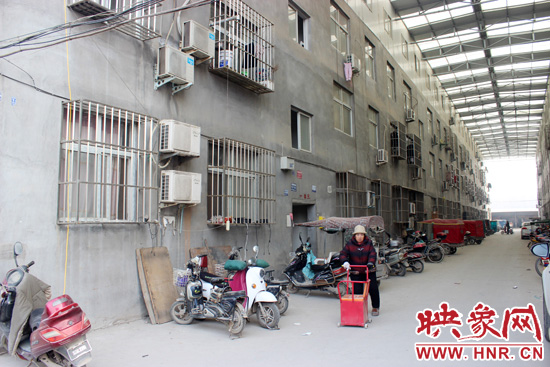 三棟居民樓沒有任何手續(xù)，沒有房產(chǎn)證，售價(jià)超級(jí)低。
