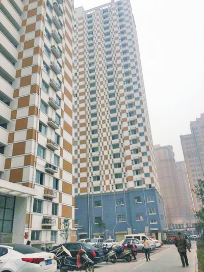 鄭州中基都市春天小區(qū)的公租房一直在閑置,樓下門(mén)面房已營(yíng)業(yè)很長(zhǎng)時(shí)間。