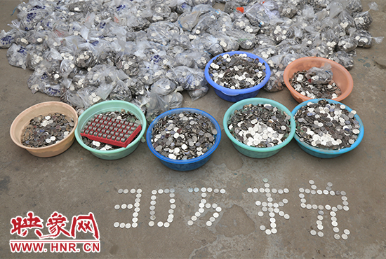 據(jù)負責清點“巨資”的張大爺介紹，這筆“巨資”積攢了兩個月左右，有30萬左右，重達3000多斤。