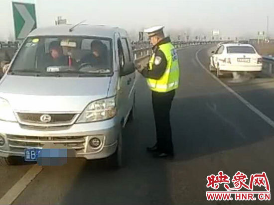 2月3日，一名男子因錯過了路口不顧自身安全竟然在高速上逆行，被焦作高速交警逮個正著。