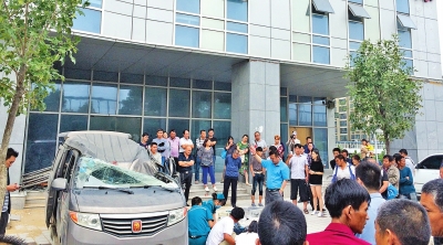 被砸面包車(chē)主駕駛室頂部凹陷嚴(yán)重 被砸面包車(chē)主駕駛室頂部凹陷嚴(yán)重