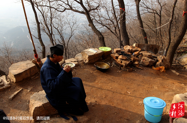 鄰居有時(shí)候會(huì)拿這些廢品下山，換取一些食物，對(duì)于老崔來(lái)說(shuō)，既然出家就該安守清貧，撿破爛換好吃的，不是出家人該做的。他偷偷把鄰居的一大包廢品踢下了山，于是爭(zhēng)吵并且打起了架。