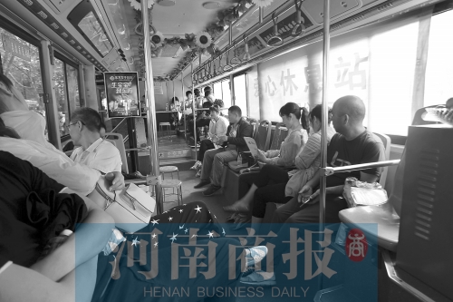 高考家長坐公交“討彩頭” 網(wǎng)友提醒：“別坐985路” 為啥？