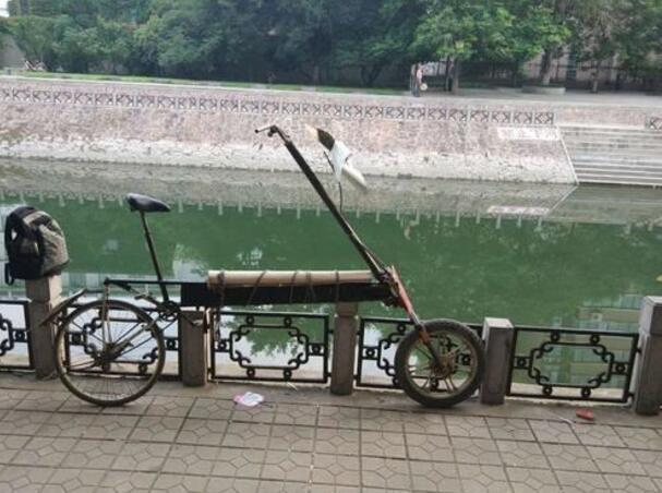 小伙自制40公斤重單車(chē)欲游全省 父親一路跟隨
