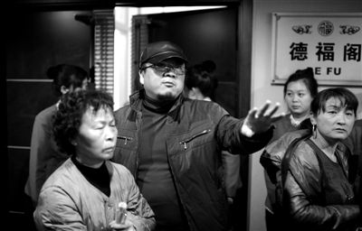 昨日，在河北香河天下第一城，相關(guān)負(fù)責(zé)人（左二）走出會(huì)議室與參加演出的老人們溝通。